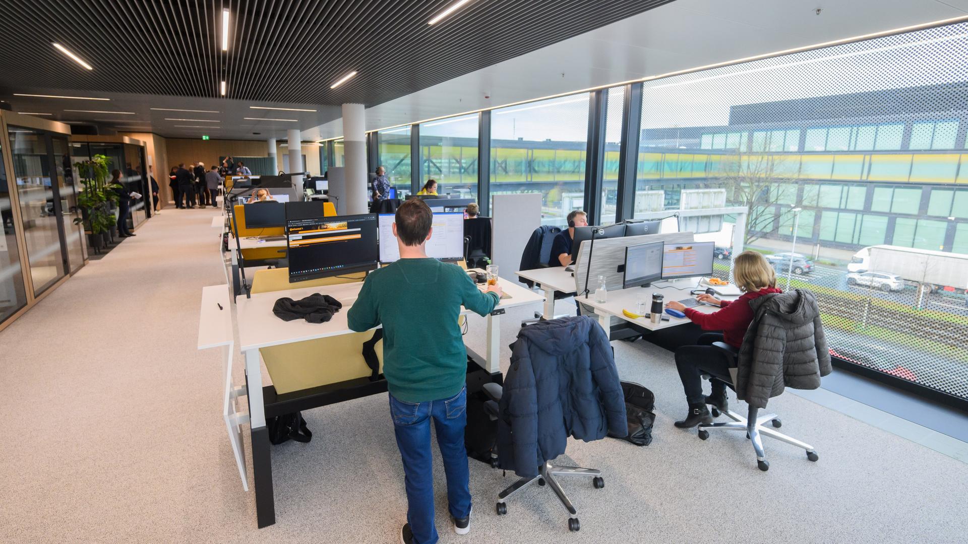Ein Büro mit mehreren Mitarbeitern und Mitarbeiterinnen