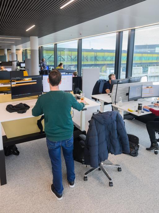 Ein Büro mit mehreren Mitarbeitern und Mitarbeiterinnen