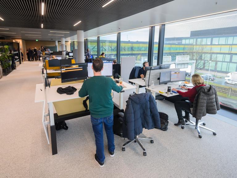 Ein Büro mit mehreren Mitarbeitern und Mitarbeiterinnen