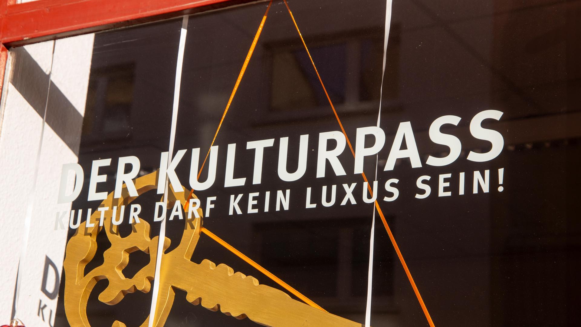 Auf einem Schaufenster in Mannheim wird für den Kulturpass geworben. Auf einem Schaufenster in Mannheim wird für den Kulturpass geworben.