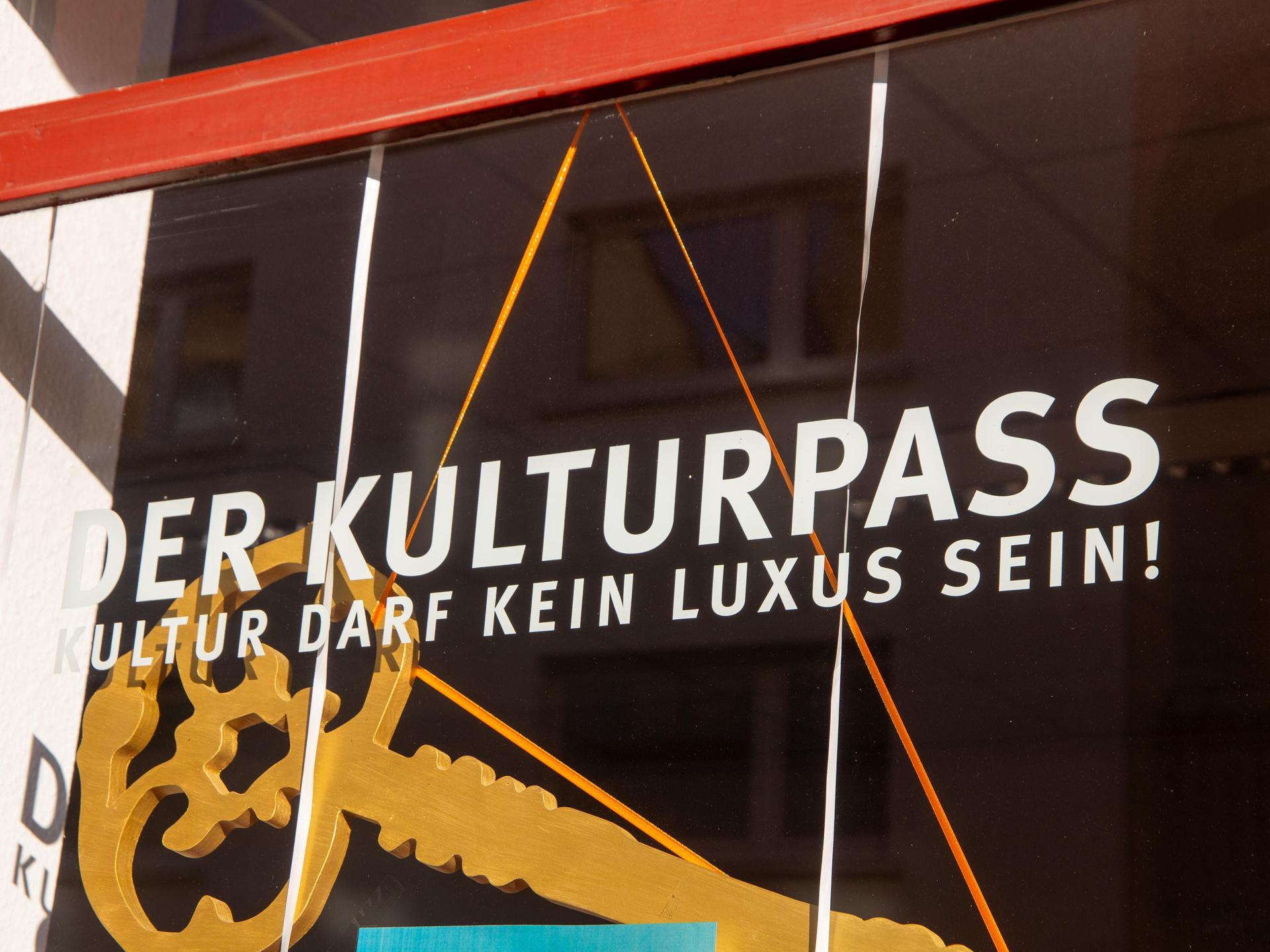 Auf einem Schaufenster in Mannheim wird für den Kulturpass geworben.