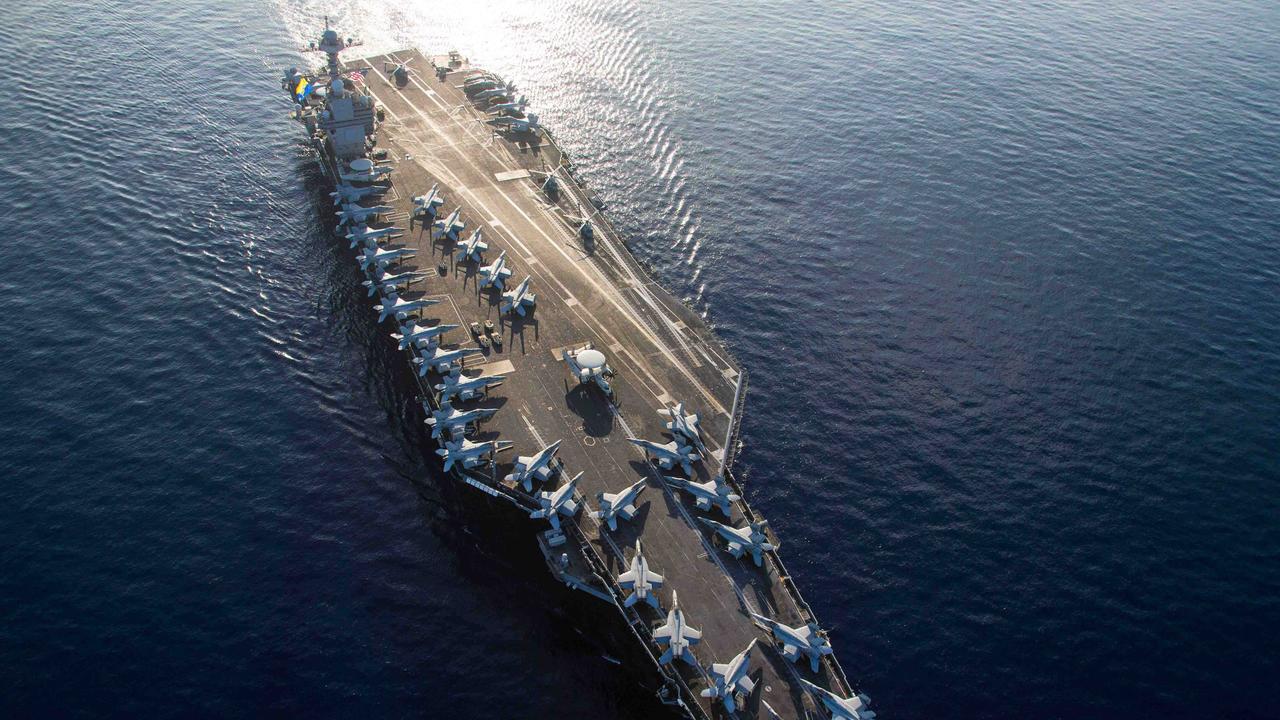 Der Flugzeugträger USS Gerald Ford aus der Vogelperspektive im Ionischen Meer - auf dem Deck sind zahlreiche Kampfjets geparkt