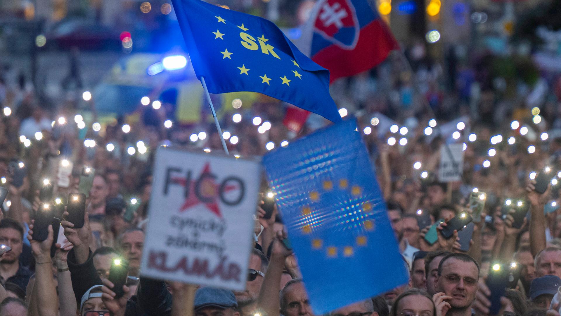 Menschen demonstrieren in Bratislava gegen Ministerpräsident Fico.