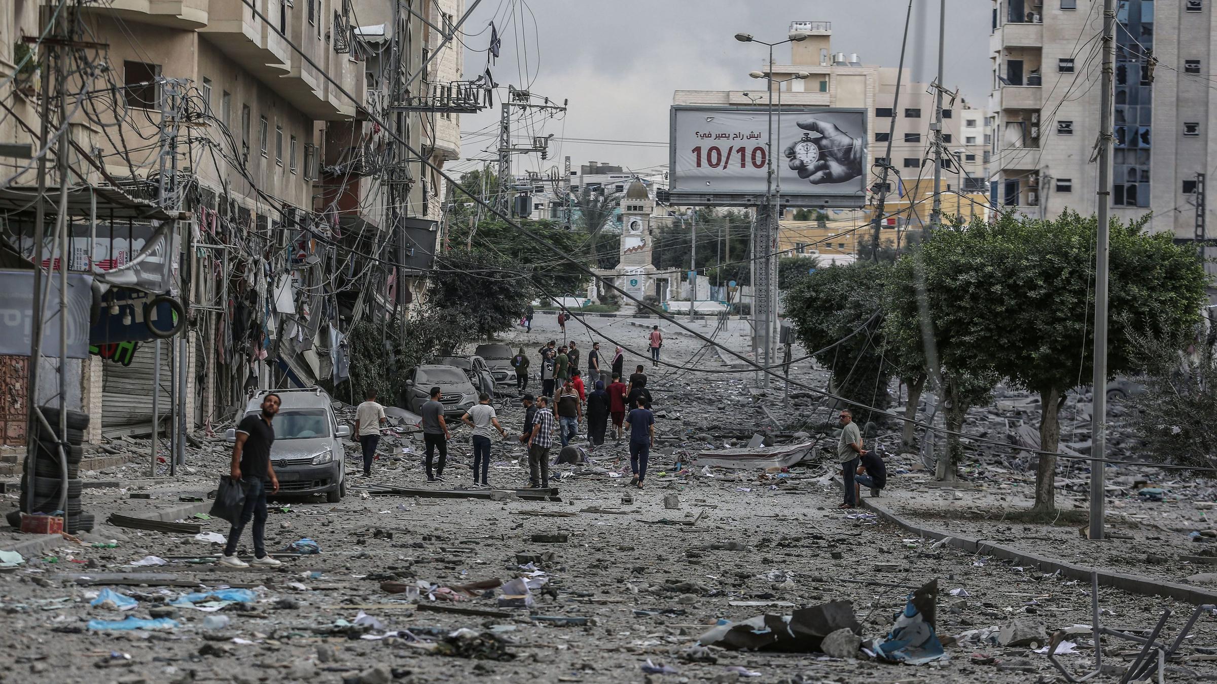 Palästinensische Gebiete, Gaza-Stadt: Palästinenser stehen inmitten der durch israelische Luftangriffe verursachten Zerstörungen. 
