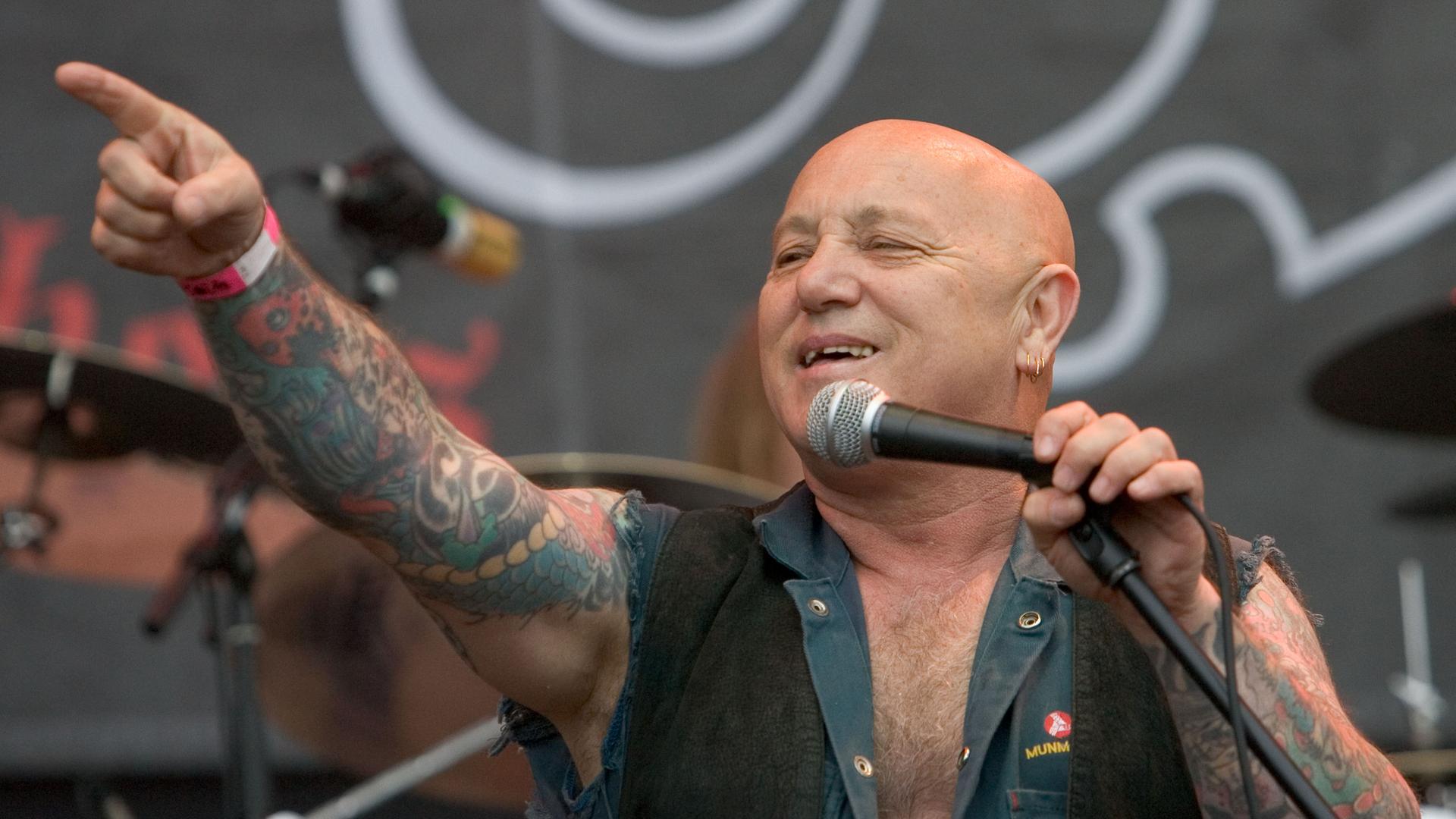 Angry Anderson, Sänger der australischen Hardrock-Band "Rose Tattoo" bei einem Auftritt (02.08.2007) auf dem Festivalgelände des Wacken Open Air Festivals in Wacken. Angry Anderson, Sänger der australischen Hardrock-Band "Rose Tattoo" bei einem Auftritt (02.08.2007) auf dem Festivalgelände des Wacken Open Air Festivals in Wacken.