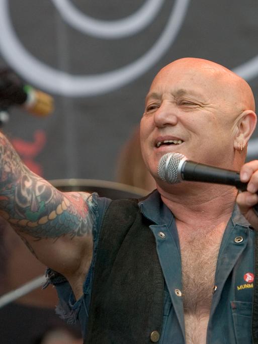 Angry Anderson, Sänger der australischen Hardrock-Band "Rose Tattoo" bei einem Auftritt (02.08.2007) auf dem Festivalgelände des Wacken Open Air Festivals in Wacken. Angry Anderson, Sänger der australischen Hardrock-Band "Rose Tattoo" bei einem Auftritt (02.08.2007) auf dem Festivalgelände des Wacken Open Air Festivals in Wacken.