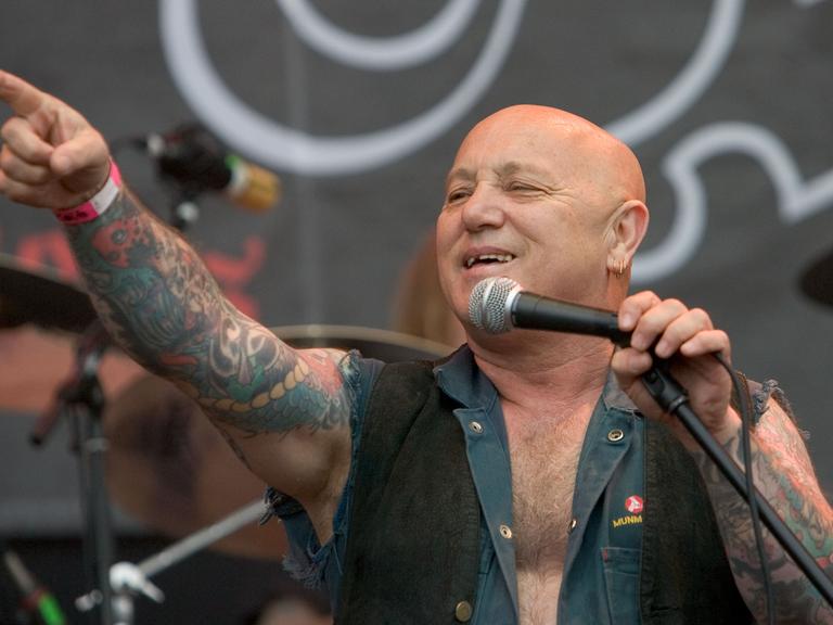 Angry Anderson, Sänger der australischen Hardrock-Band "Rose Tattoo" bei einem Auftritt (02.08.2007) auf dem Festivalgelände des Wacken Open Air Festivals in Wacken. Angry Anderson, Sänger der australischen Hardrock-Band "Rose Tattoo" bei einem Auftritt (02.08.2007) auf dem Festivalgelände des Wacken Open Air Festivals in Wacken.