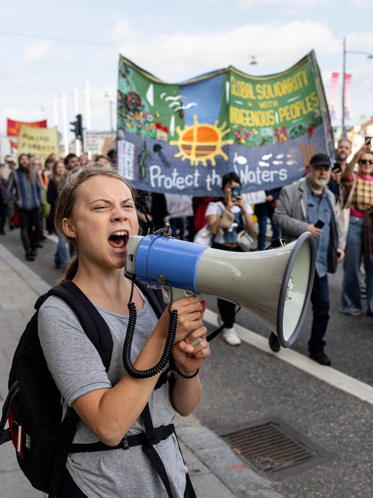 Die schwedische Aktivistin Greta Thunberg ruft während einer Klimademonstration in Stockholm in ein Megafon.