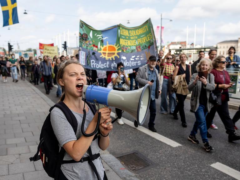 Die schwedische Aktivistin Greta Thunberg ruft während einer Klimademonstration in Stockholm in ein Megafon. Die schwedische Aktivistin Greta Thunberg ruft während einer Klimademonstration in Stockholm in ein Megafon.