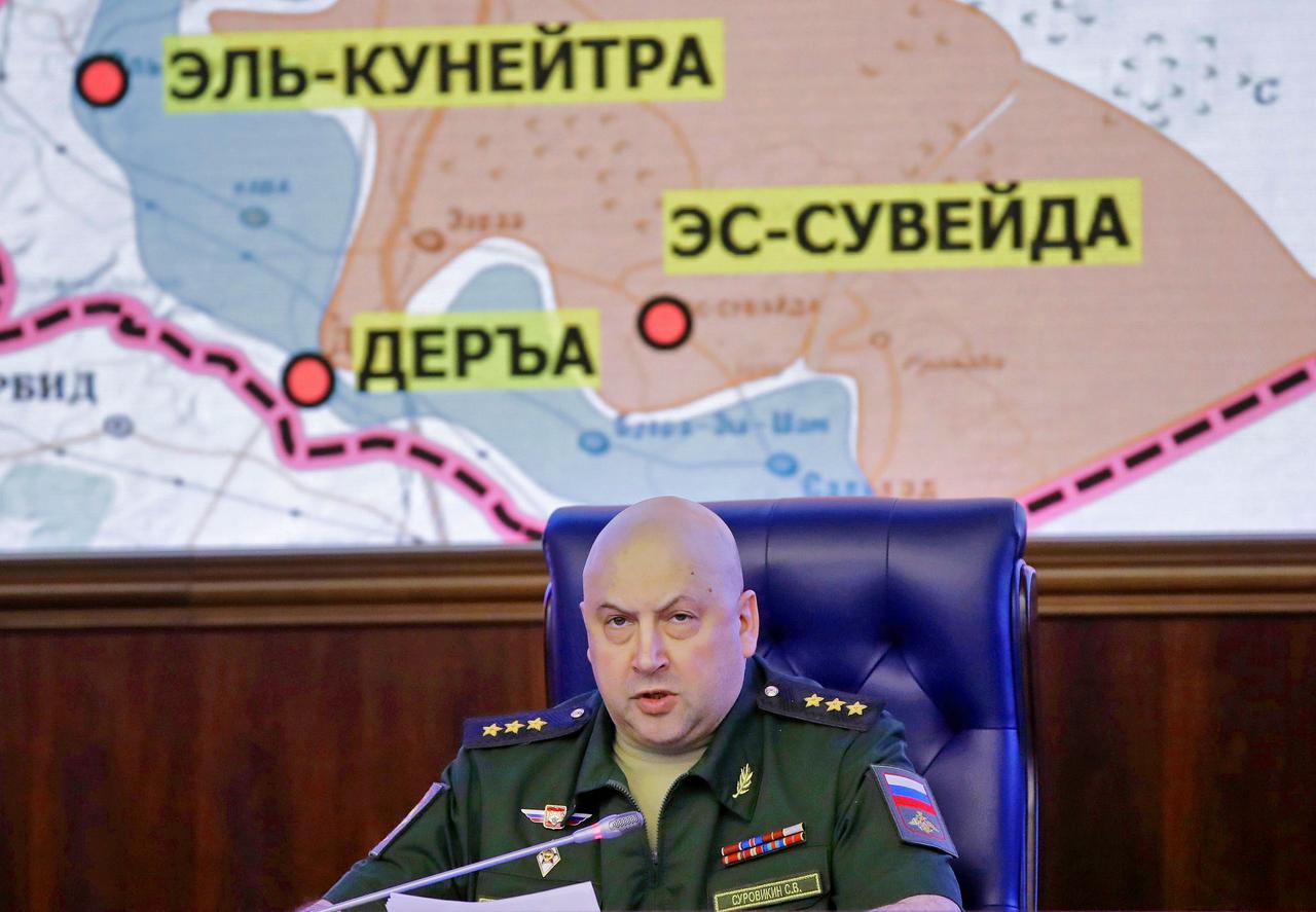 Der glatzköpfige Surowikin sitzt in grüner Uniform in einem blauen Sessel. Hinter ihm eine Landkarte mit Ortsbezeichnungen in kyrillischer Schrift.
