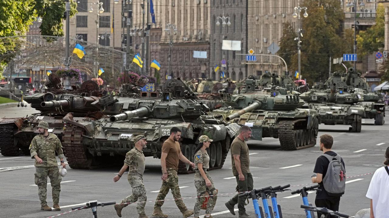 Kiew: Soldaten bereiten eine Ausstellung mit erbeuteten russischen Panzern auf einer Straße in Kiew vor, die bei den Feiern des Unabhängigkeitstages gezeigt werden sollen.