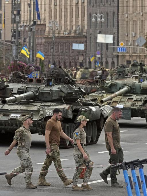 Kiew: Soldaten bereiten eine Ausstellung mit erbeuteten russischen Panzern auf einer Straße in Kiew vor, die bei den Feiern des Unabhängigkeitstages gezeigt werden sollen.