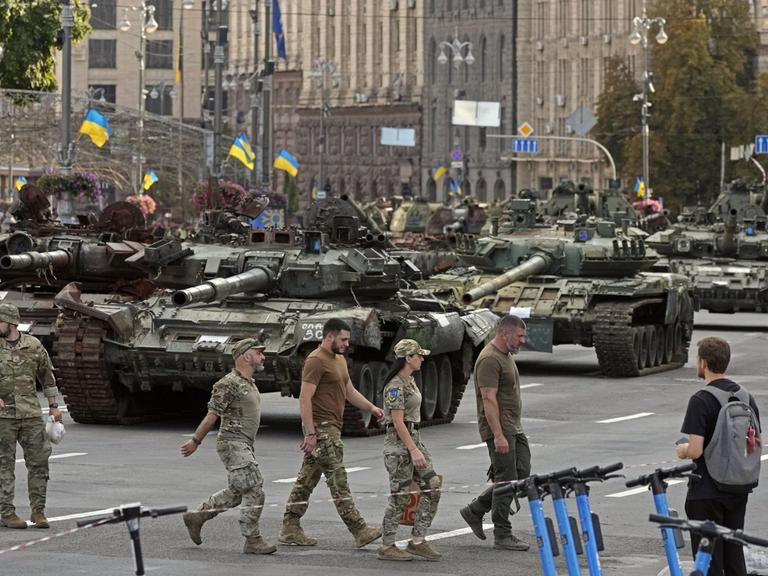Kiew: Soldaten bereiten eine Ausstellung mit erbeuteten russischen Panzern auf einer Straße in Kiew vor, die bei den Feiern des Unabhängigkeitstages gezeigt werden sollen.