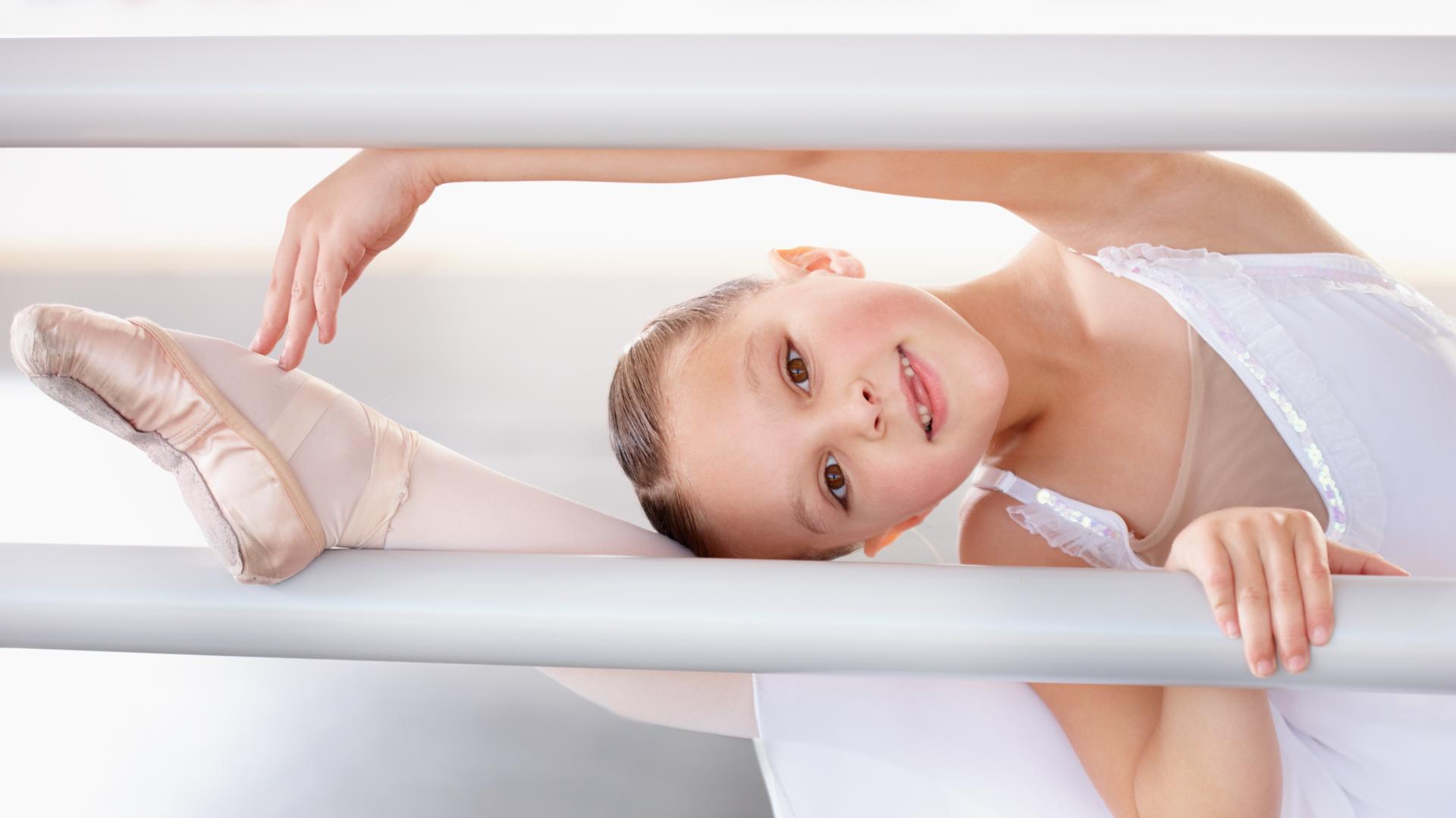 Ein Mädchen bei Ballettübungen im Studio