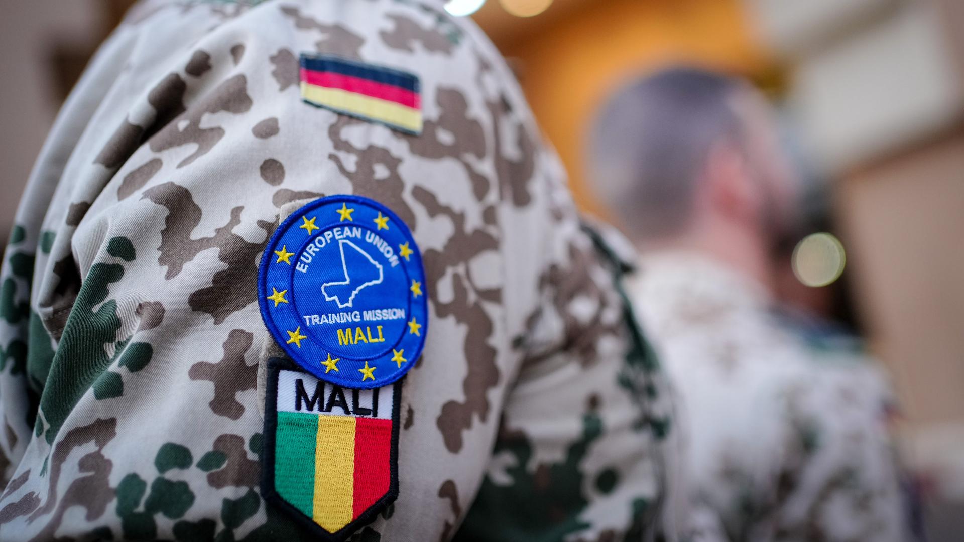 Bundeswehrsoldaten der European Union Training Mission Mali (EUTM) warten in Bamako in Mali auf die Bundesministerin der Verteidigung. 