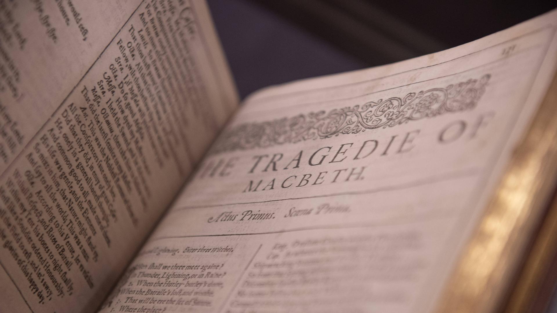 Anfang des Stücks "Macbeth" von William Shakespeare in der "First-Folio"-Gesamtausgabe seiner Dramen  in der Vancouver Art Gallery in Kanada.