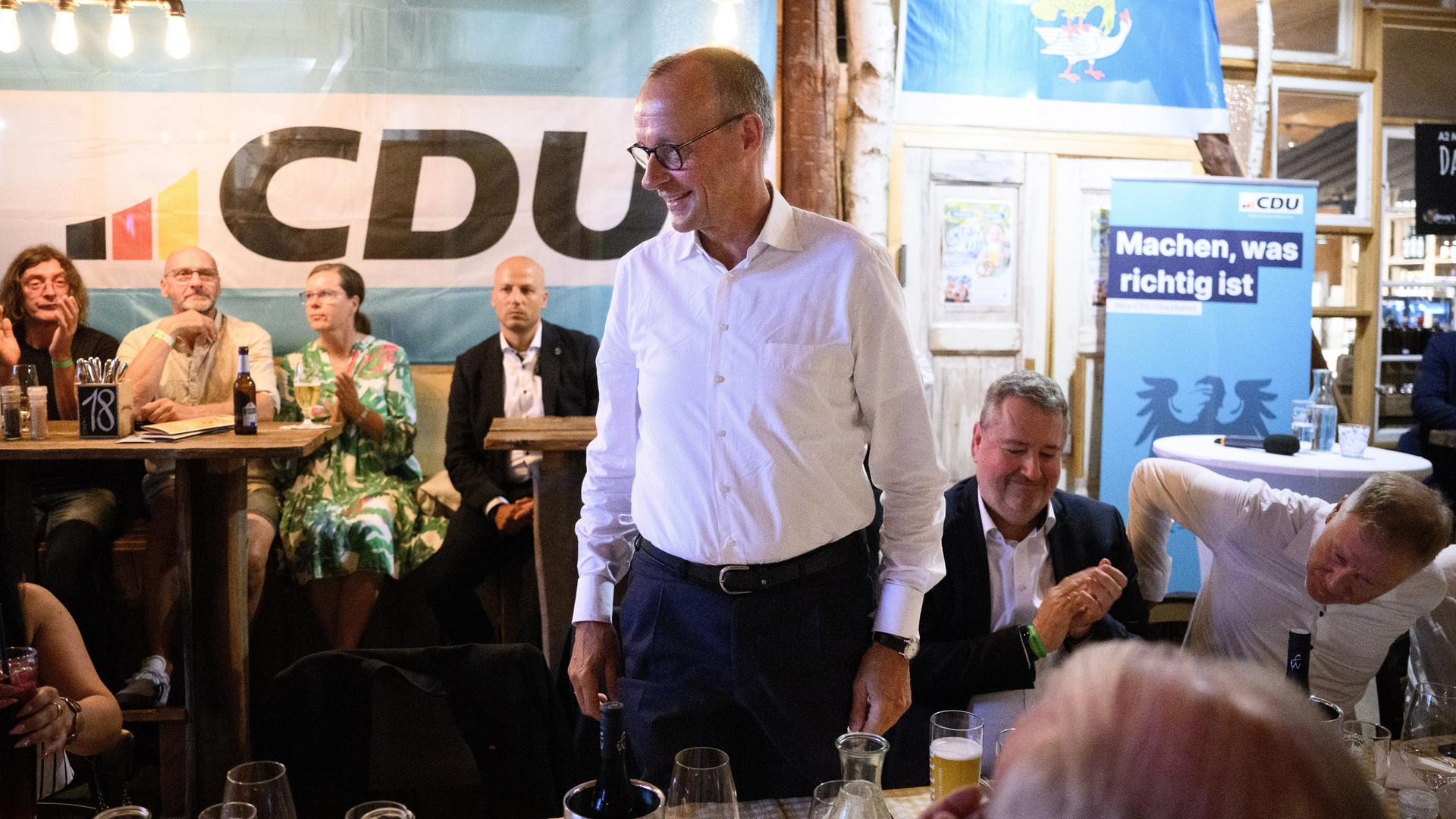 Friedrich Merz, Vorsitzender der CDU, wird bei der Wahlkampfveranstaltung "Kremmer Gespräch" der CDU zur Brandenburger Landtagswahl begrüßt. Friedrich Merz, Vorsitzender der CDU, wird bei der Wahlkampfveranstaltung "Kremmer Gespräch" der CDU zur Brandenburger Landtagswahl begrüßt.