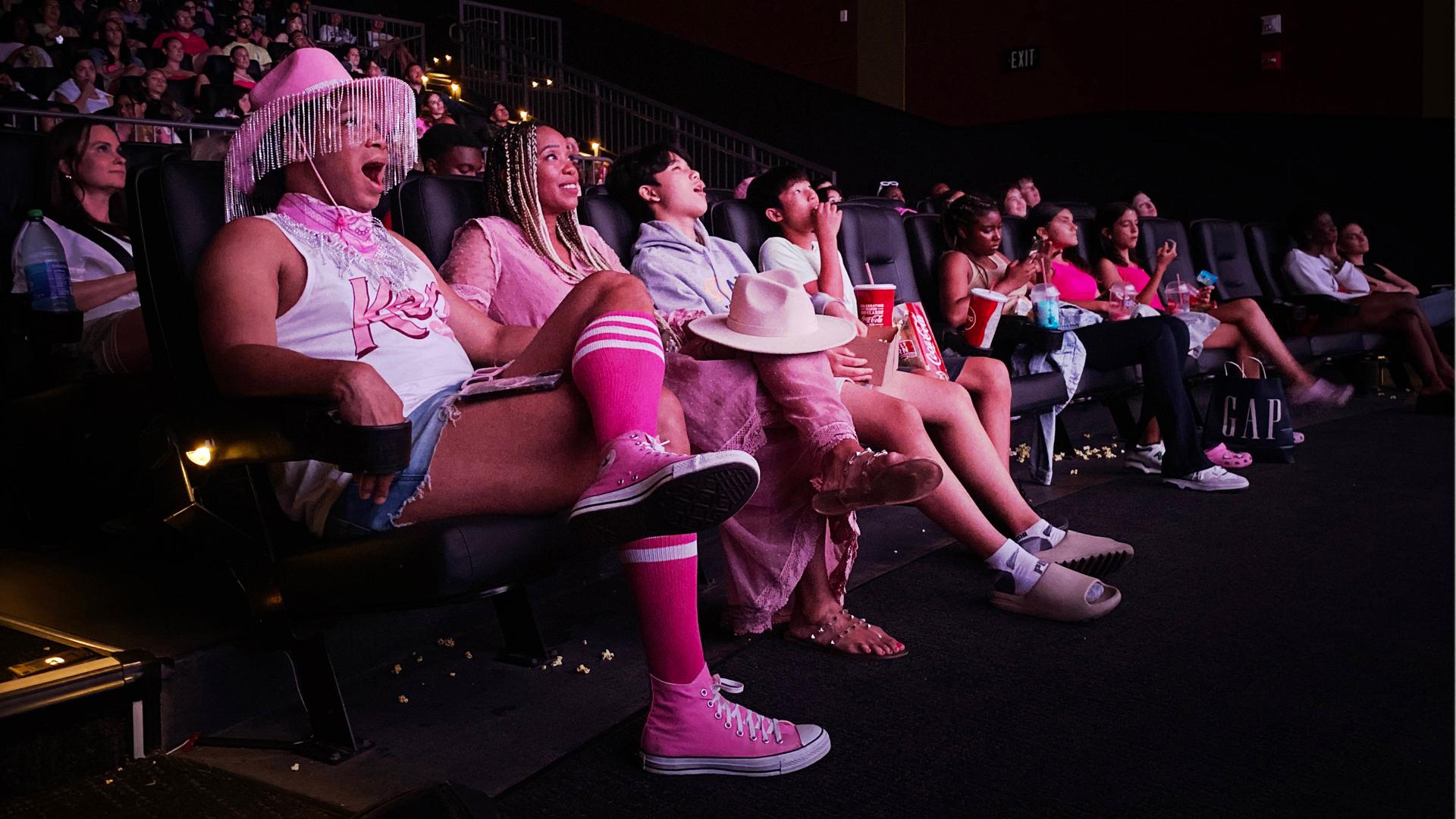 Barbie-Fans im Kinosaal (Los Angeles, Kalifornien, USA)