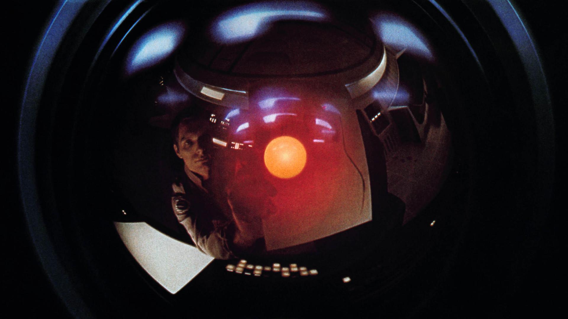 Szene aus "Odyssee im Weltraum" von Stanley Kubrick. Das Gesicht eines Mannes spiegelt sich in Glas. 