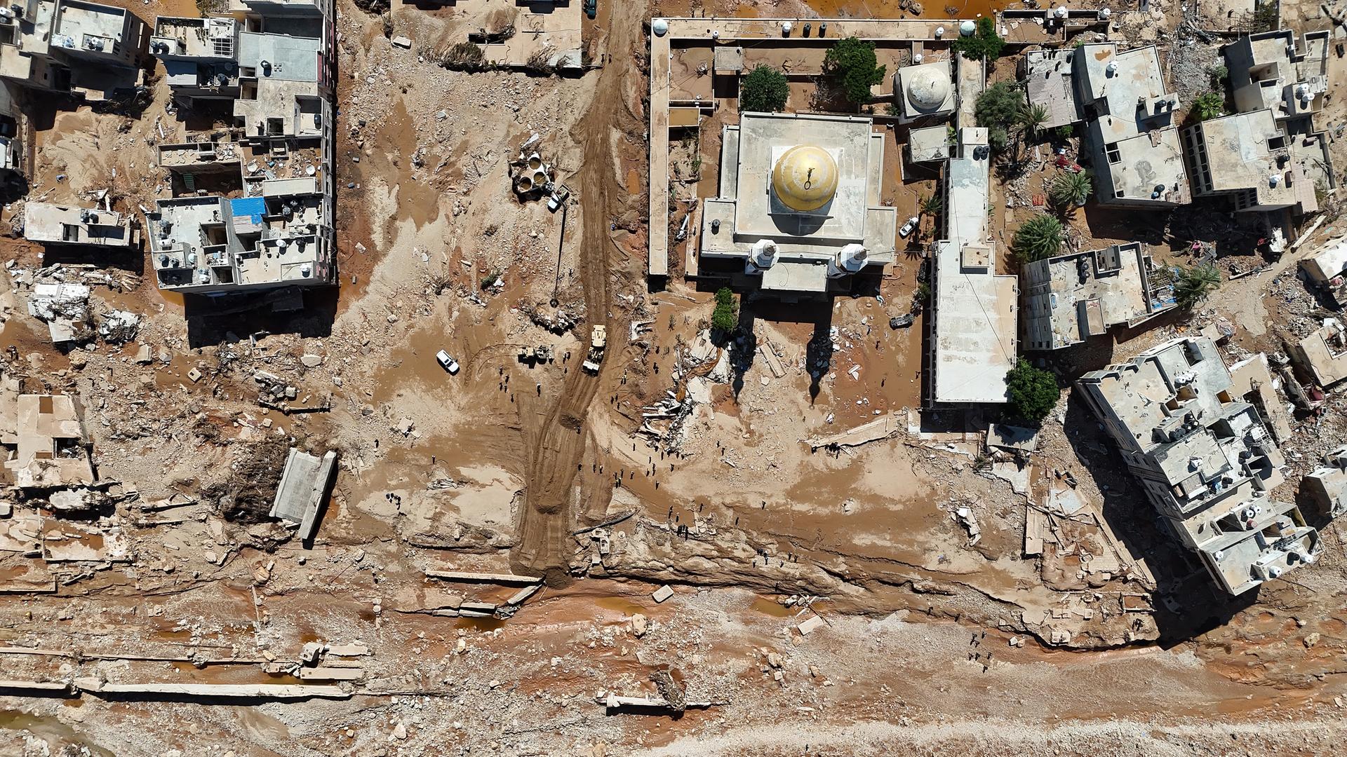 Ein Luftbild zeigt die Verwüstungen in den Katastrophengebieten nach den Überschwemmungen, die das Sturmtief "Daniel" in Derna, Libyen, am 13. September 2023 verursacht hat.  