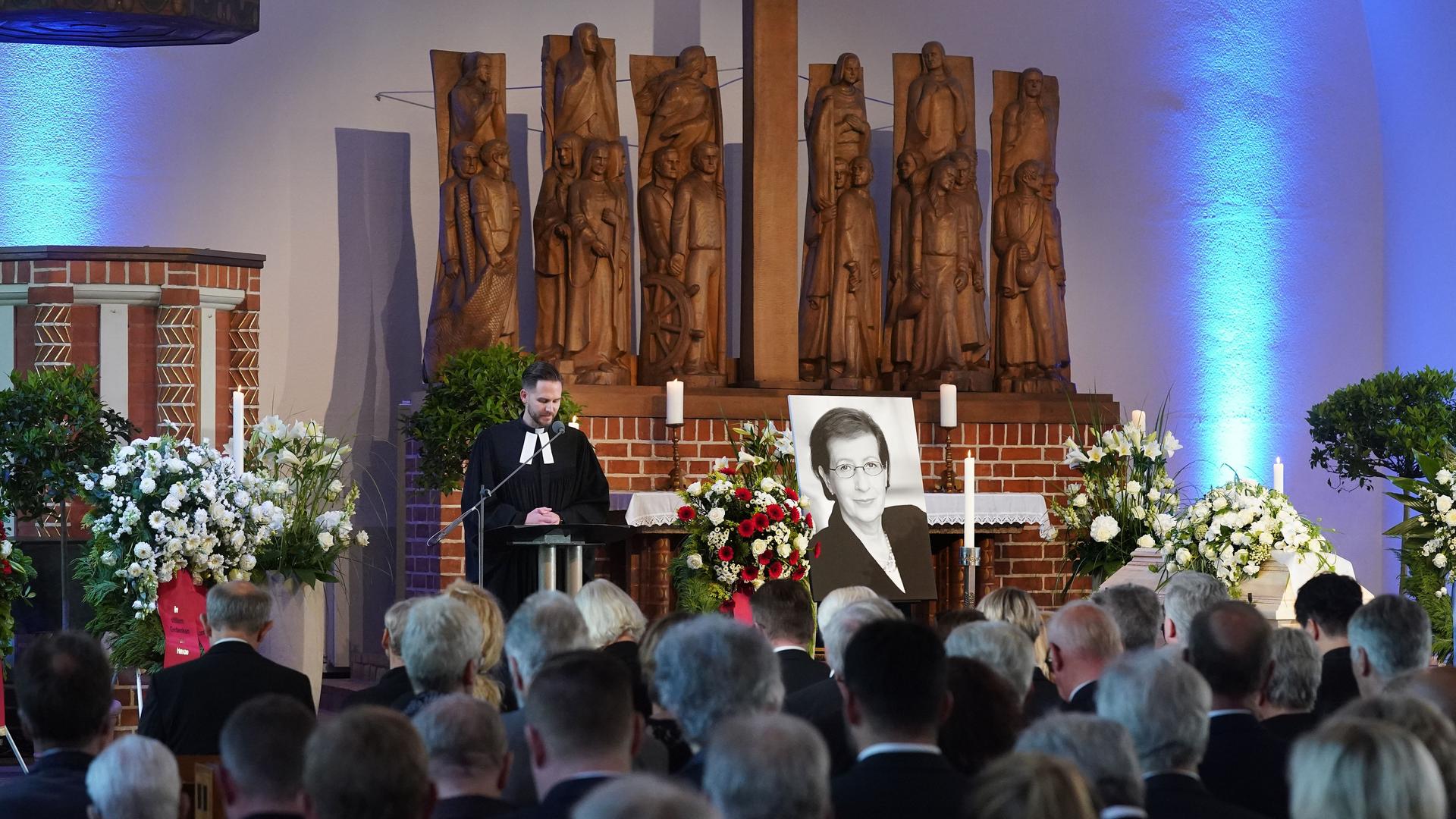 Kiel: Pastor Gunnar Engel redet bei der Trauerfeier für die ehemalige schleswig-holsteinische Ministerpräsidentin Heide Simonis (SPD).