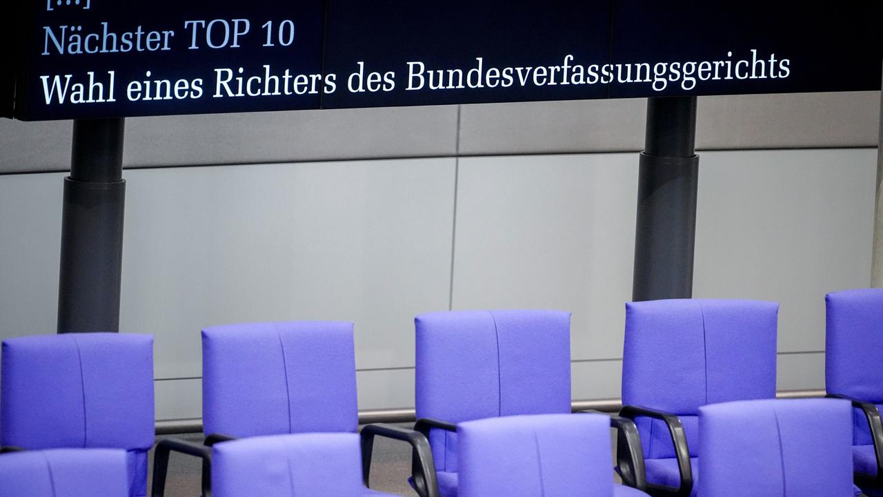 „Nächster Top 10 - Wahl eines Richters des Bundesverfassungsgerichts“ ist auf der Anzeigetafel im Bundestag zu lesen. 