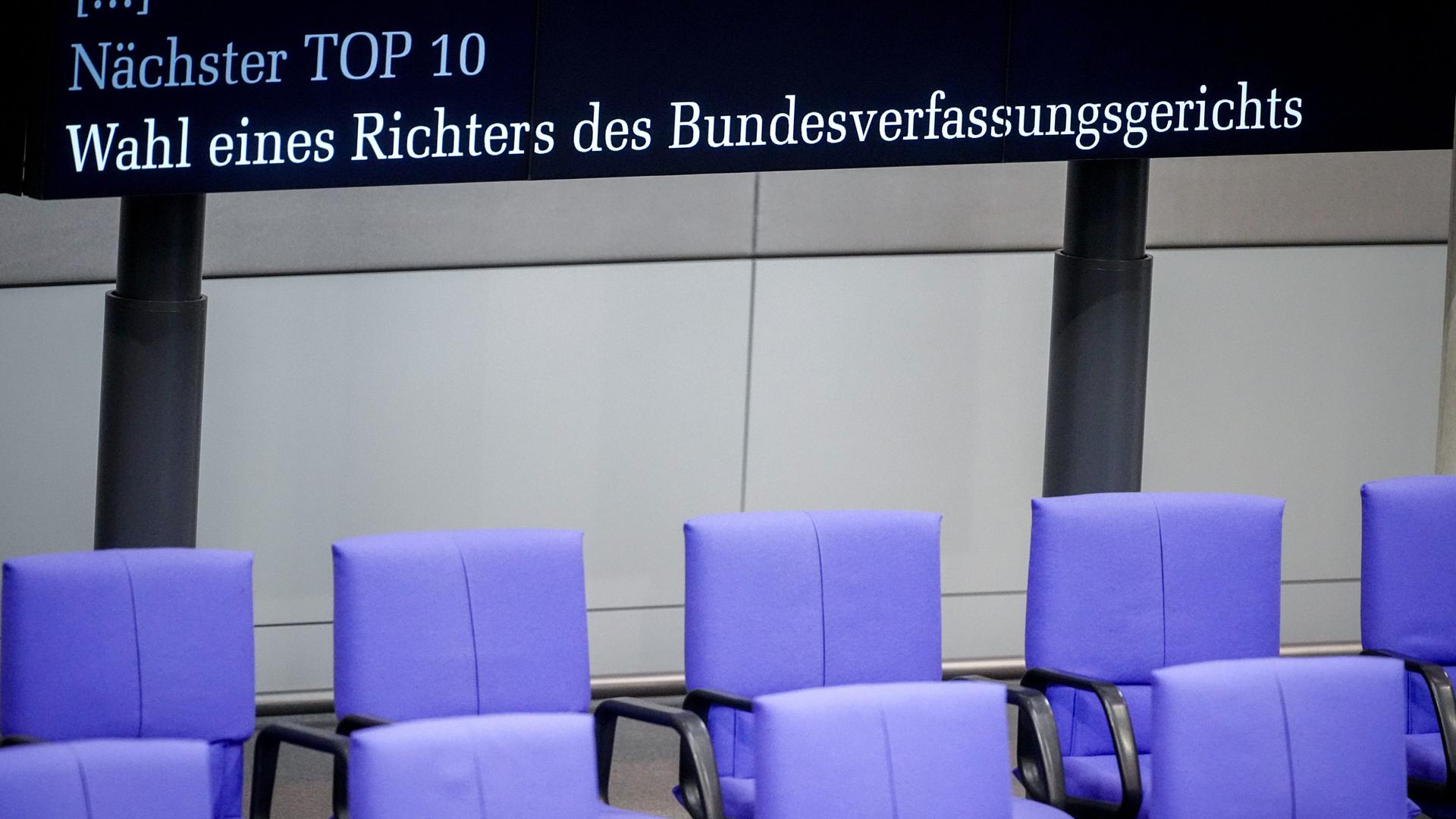 „Nächster Top 10 - Wahl eines Richters des Bundesverfassungsgerichts“ ist auf der Anzeigetafel im Bundestag zu lesen. 