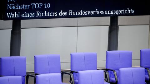 „Nächster Top 10 - Wahl eines Richters des Bundesverfassungsgerichts“ ist auf der Anzeigetafel im Bundestag zu lesen. 