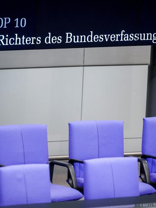 „Nächster Top 10 - Wahl eines Richters des Bundesverfassungsgerichts“ ist auf der Anzeigetafel im Bundestag zu lesen. 