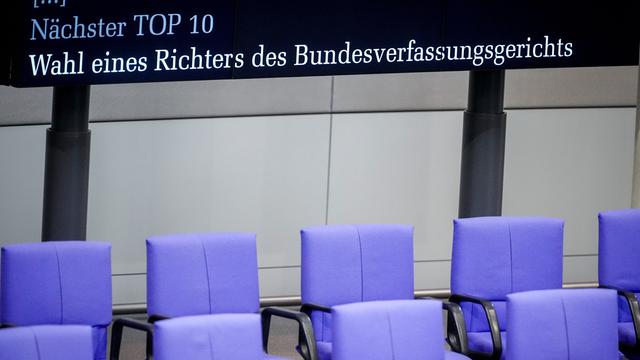 „Nächster Top 10 - Wahl eines Richters des Bundesverfassungsgerichts“ ist auf der Anzeigetafel im Bundestag zu lesen. 