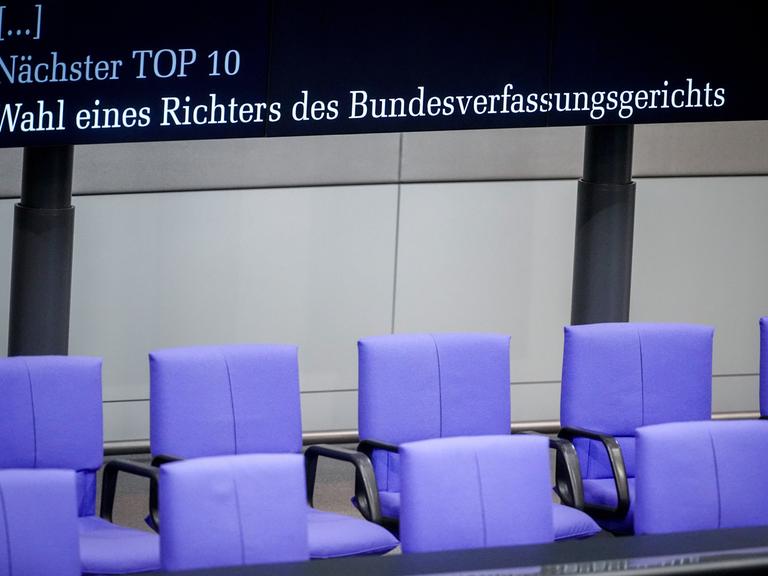 „Nächster Top 10 - Wahl eines Richters des Bundesverfassungsgerichts“ ist auf der Anzeigetafel im Bundestag zu lesen. 