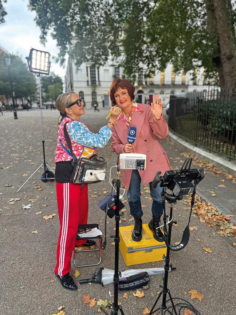 Porträt von Annette Dittert, die ehemalige Leiterin des ARD-Studios in London. Sie trägt einen Pagenschnitt und eine grüne Jacke und sitzt in einem Fernsehstudio