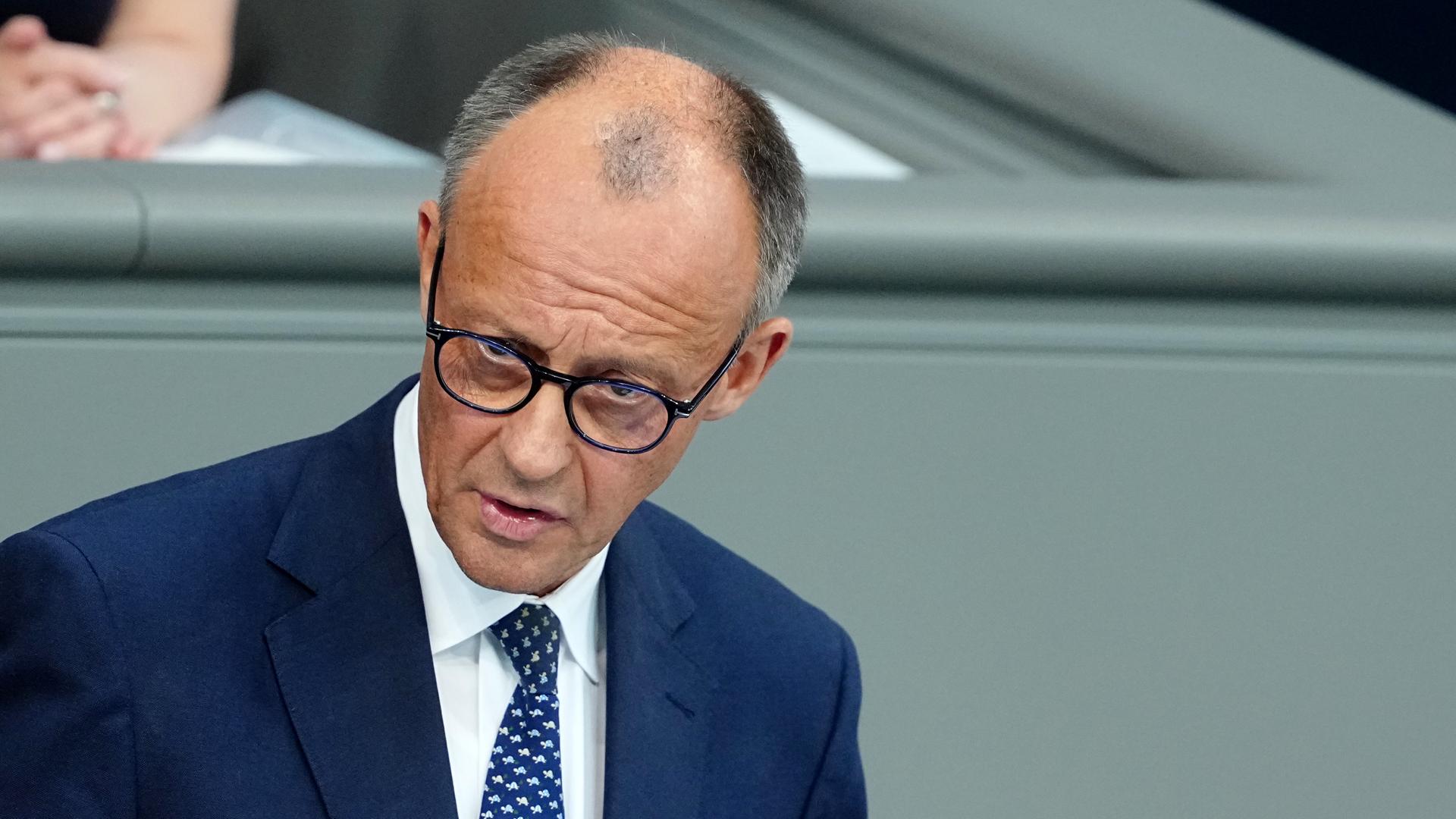 Nahaufnahme vom Kopf des Kanzlers. Er schaut ernst schräg zur Seite. Nahaufnahme vom Kopf des Kanzlers. Er schaut ernst schräg zur Seite.