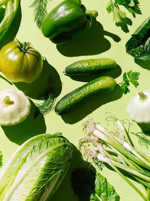 Frisches grünes Bio-Gemüse und Obst auf hellgrünem Hintergrund. Frisches grünes Bio-Gemüse und Obst auf hellgrünem Hintergrund.