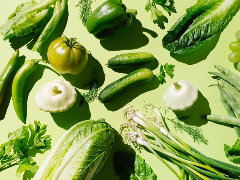 Frisches grünes Bio-Gemüse und Obst auf hellgrünem Hintergrund. Frisches grünes Bio-Gemüse und Obst auf hellgrünem Hintergrund.