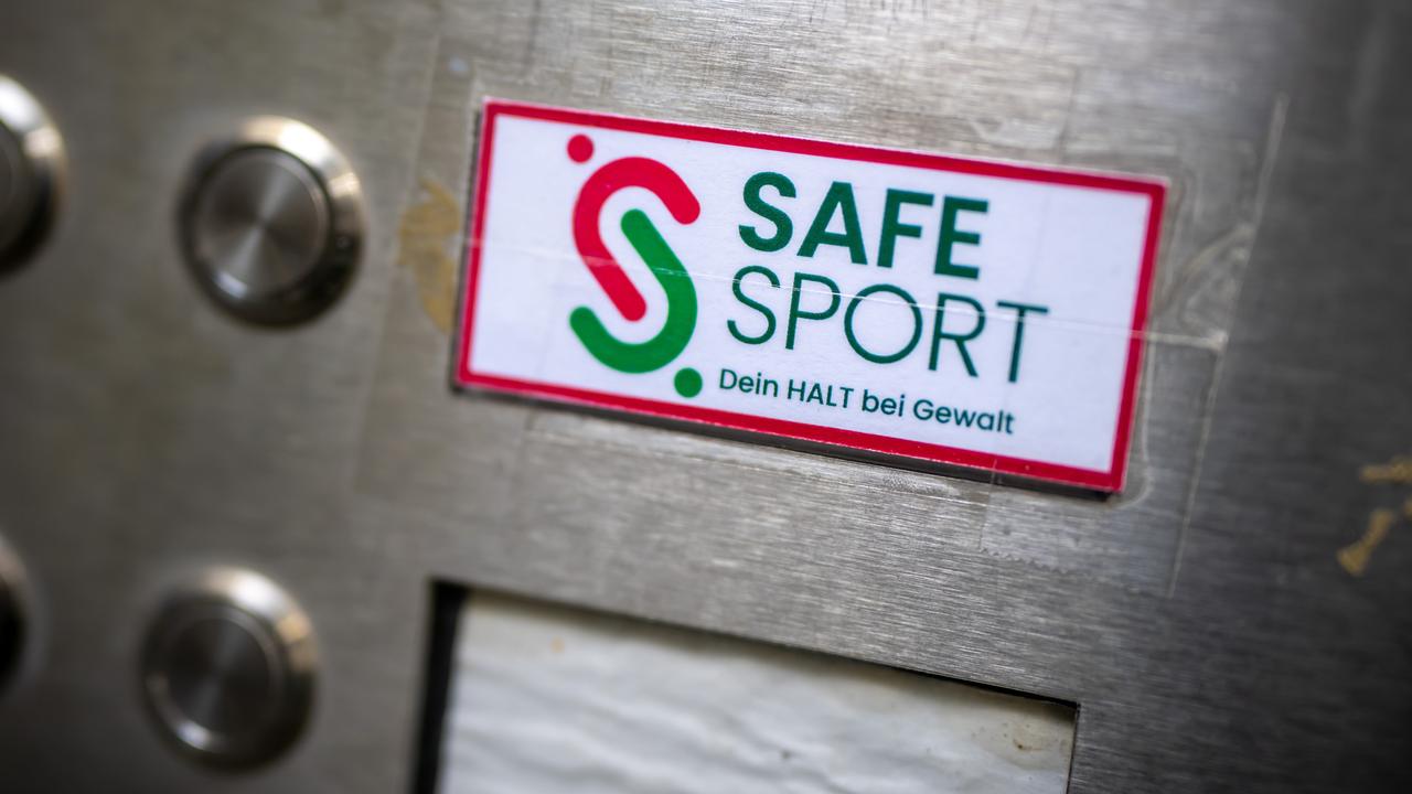 Der Eingang zu der bundesweit zentralen Ansprechstelle "Safe Sport", ein Klingelschuld mit dem Logo.