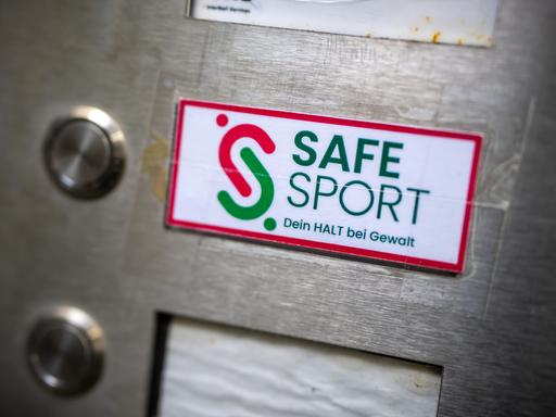Der Eingang zu der bundesweit zentralen Ansprechstelle "Safe Sport" nach der Eröffnung.