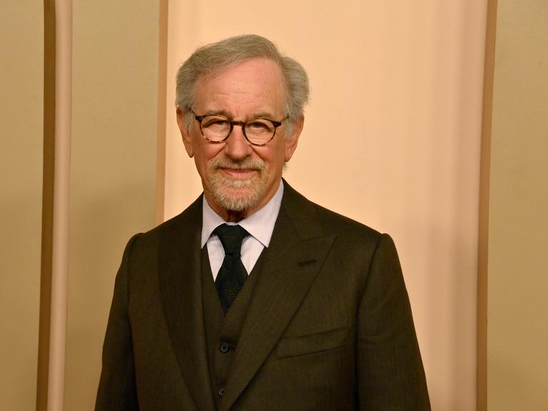 Der Regisseur Steven Spielberg schaut freundlich in die Kamera
