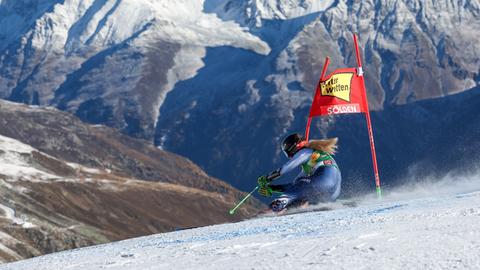 Ski-Profi Roberta Melesi (Italien) jagt während des ersten Laufes im Riesentorlauf der Frauen am Rettenbachferner in Sölden (Österreich) den Hang hinunter.