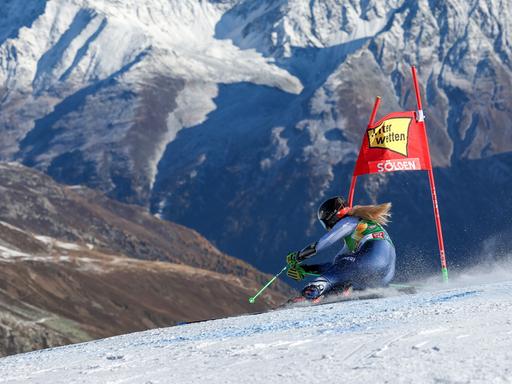 Ski-Profi Roberta Melesi (Italien) jagt während des ersten Laufes im Riesentorlauf der Frauen am Rettenbachferner in Sölden (Österreich) den Hang hinunter.