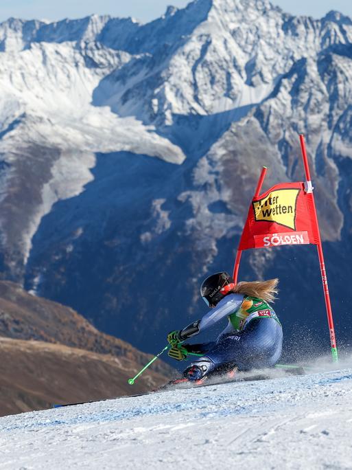 Ski-Profi Roberta Melesi (Italien) jagt während des ersten Laufes im Riesentorlauf der Frauen am Rettenbachferner in Sölden (Österreich) den Hang hinunter.