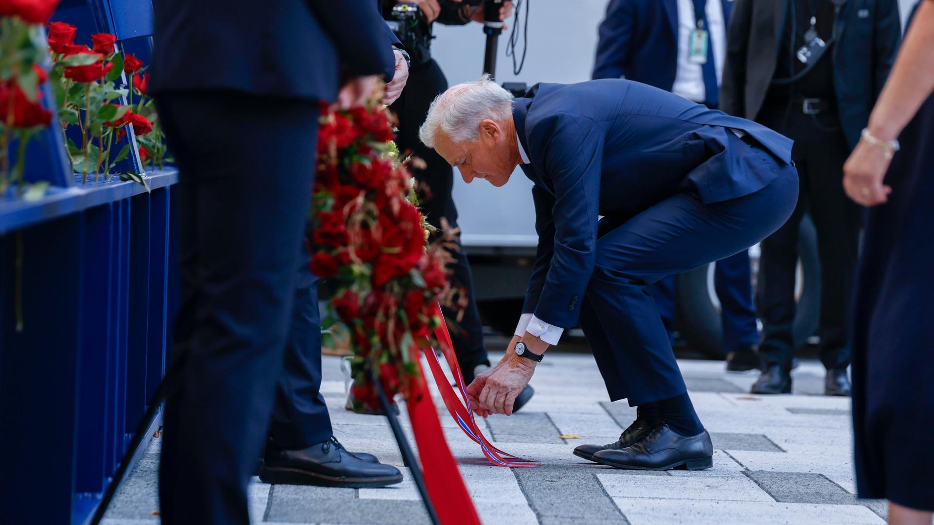 Norwegens Ministerpräsident Stoere legt einen Kranz am Gedenkort in Oslo nieder. Norwegens Ministerpräsident Stoere legt einen Kranz am Gedenkort in Oslo nieder.