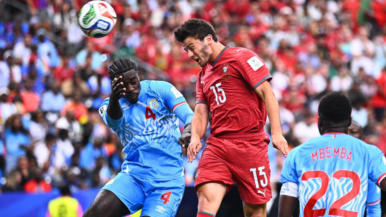 Portugal - DR Kongo, João Neves (Portugal) kommt gegen Axel Tuanzebe (DR Kongo) zum Kopfball und erzielt das Tor zum 1:0.