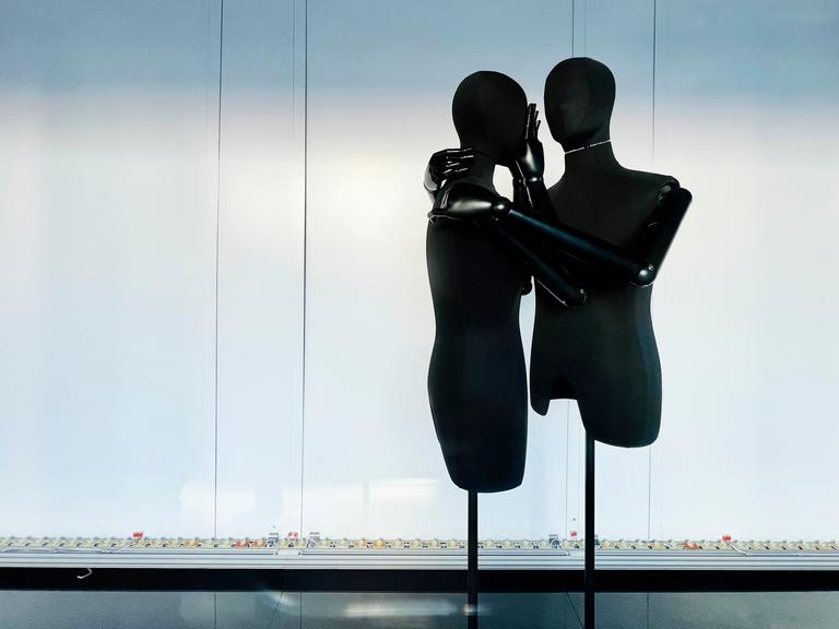 Zwei Schaufensterpuppen stehen verlassen in einem Schaufenster der ehemaligen Galeria-Karstadt Kaufhof Filiale in Saarbrücken.  Die Schaufenster sind ansonsten leer. Die Filiale ist seit dem 17. Juni 2023 geschlossen.