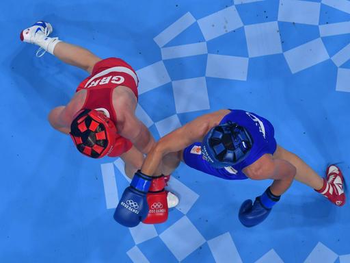 210806 -- TOKYO, Aug. 6, 2021 -- Lauren Price(rotes Trikot / Großbritannien) kämpft bei den Olympischen Spiele in Tokio gegen Nouchka Fontijn (Niederlande) 