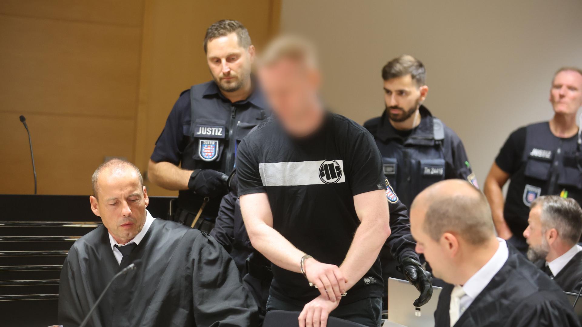 Jena: Der Angeklagte Leon R. (M) wird als mutmaßlicher Rädelsführer in den Verhandlungssaal geführt. Jena: Der Angeklagte Leon R. (M) wird als mutmaßlicher Rädelsführer in den Verhandlungssaal geführt.