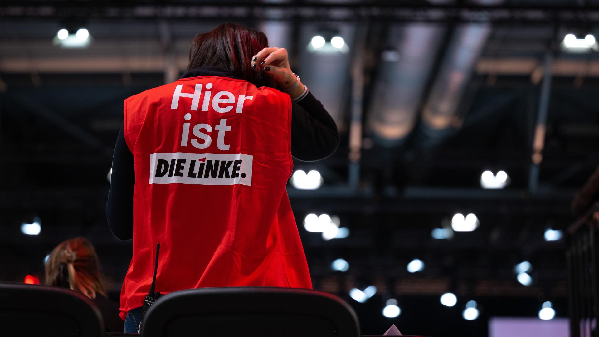 Eine Teilnehmerin des Bundesparteitages der Partei Die Linke trägt eine Weste mit der Aufschrift "Hier ist die Linke".