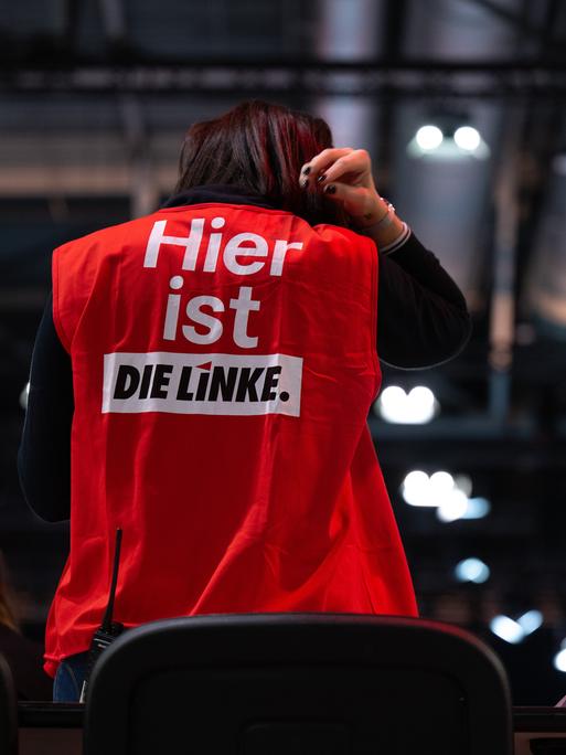 Eine Teilnehmerin des Bundesparteitages der Partei Die Linke trägt eine Weste mit der Aufschrift "Hier ist die Linke".