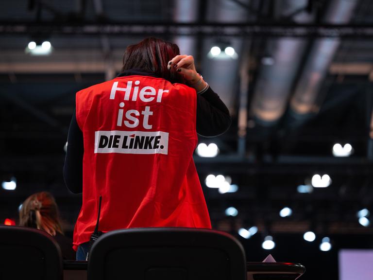 Eine Teilnehmerin des Bundesparteitages der Partei Die Linke trägt eine Weste mit der Aufschrift "Hier ist die Linke".