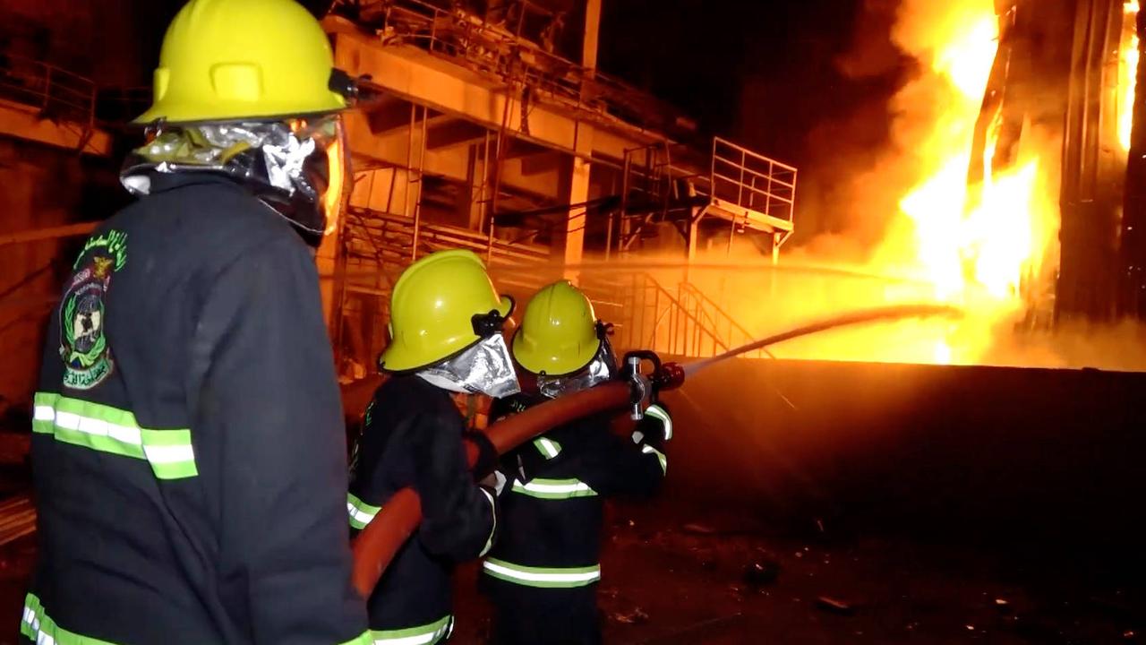 Der Videoausschnitt zeigt Feuerwehrleute in Hodeidah, Jemen, die eine Zementfabrik nach einem israelischen Angriff löschen. 